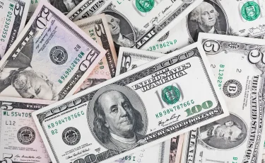 За сколько продают доллары в обменниках Алматы 1 апреля 2023