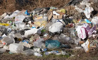 Зловонная проблема: в Актобе несколько дней горел мусорный полигон