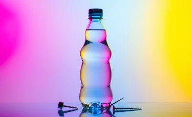 Ноу-хау: проткните бутылку гвоздем и поставьте на кухне