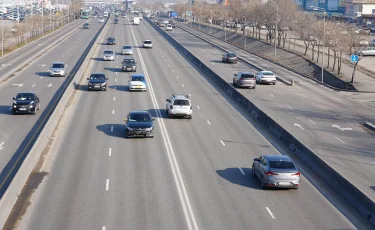 В Атырау спасатели ищут человека, спрыгнувшего с пешеходного моста