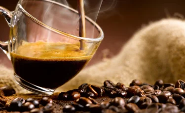 Почему не стоит пить кофе по утрам: кардиолог предупредил об опасности