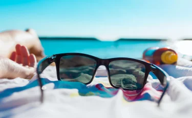 Лето, солнце и жара: какие очки надежно защитят глаза от ультрафиолета