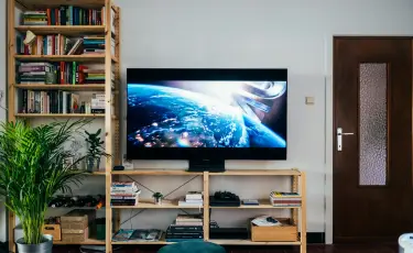 Офтальмолог рассказала, почему вредно смотреть телевизор в темноте