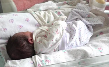 Макпал Исабекова опубликовала фото новорожденной дочери