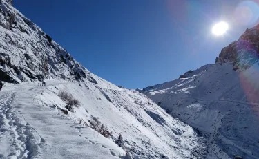 В горах Алматы спасли молодых туристов