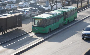 Не справился с управлением: в Экибастузе автобус с пассажирами съехал в кювет