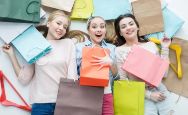 Психолог рассказал, почему люди не могут удержаться от трат