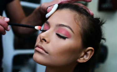 Күніне 111 макияж: визажист рекорд жаңартты