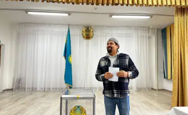 Әнші Парвиз Назаров Алматыда референдумда дауыс берді