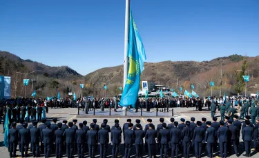 Алматыда Республика күніне орай Мемлекеттік туды көтеру рәсімі өтті