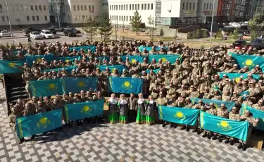 Республика күні: Наурызбай ауданындағы мерекелік концертті ту көтерген сарбаздар ашты