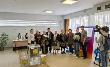 50 жыл отасқан: алматылықтар сайлау учаскелеріне отбасымен бірге келіп жатыр