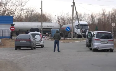 Часами в очередях: в Уральске наблюдается дефицит сжиженного газа для автомобилей