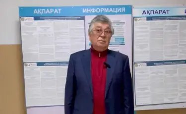 Драматург Нұрлан Оразалин Алматыда референдумда дауыс берді