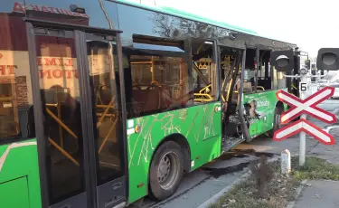 Автобус пен тепловоз соқтығысты: зардап шеккен бір адамның жағдайды ауыр