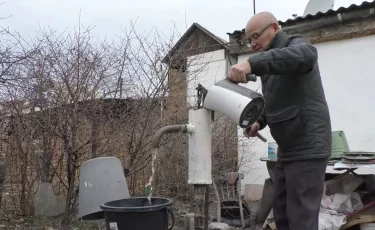 Без воды: дачники Талдыкоргана вынуждены набирать живительную влагу из колодца