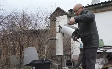 Без воды: дачники Талдыкоргана вынуждены набирать живительную влагу из колодца