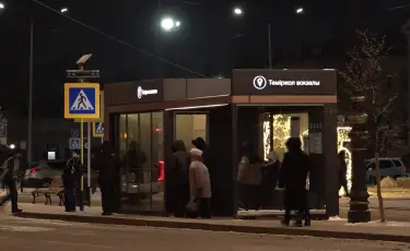 Аялдаманың іші сасық: Астанада жолаушылар сарышұнақ аязда далада тұруға мәжбүр