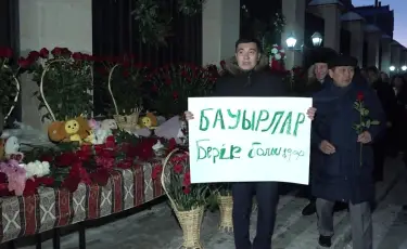 Авиакатастрофа в Актау: казахстанцы приносят к посольству Азербайджана цветы, игрушки и свечи