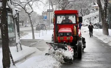 Алматы коммуналдық қызметтері үлкен қардың салдарын жоюда