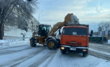 Засыпало снегом: коммунальные службы Алматы работают в усиленном режиме