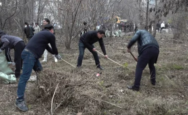 Таза Қазақстан: в Бостандыкском районе к субботнику присоединились известные личности страны