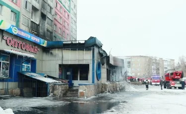 Пожар в Петропавловске: горел торговый павильон, расположенный в жилой многоэтажке