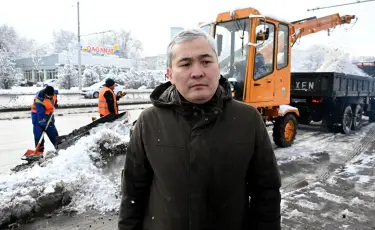 Снегопад в Алматы: как коммунальные службы очищают мегаполис от снега, наледи и грязи