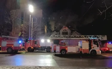 Двухэтажное здание горит в центре Алматы