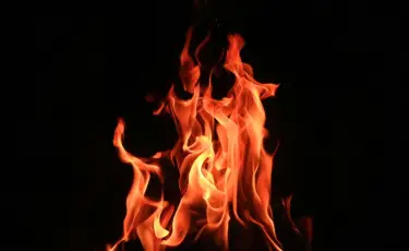 Пожар в многоквартирном доме в Алматы: спасатели эвакуировали десятки человек