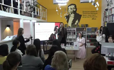 Алматы жастары белгілі әнші Жұбаныш Жексенұлымен кездесті