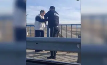 Полицейские предотвратили попытку суицида на трассе "Алматы-Ташкент-Термез"