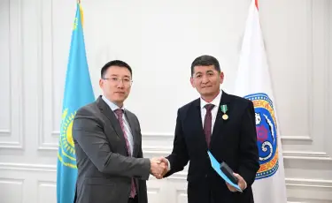 Президент алматылық автобус жүргізушісін "Шапағат" медалімен марапаттады