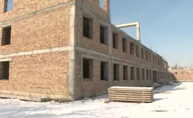 Тұралаған құрылыс: Таразда 800 оқушы әр мектепте сабылып жүр