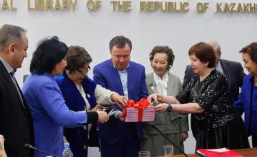 Сахара сандуғашы: Сауық Жақанованың өмір жолына арналған кітап жарық көрді