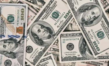 Покатился вниз: что происходит с долларом в Казахстане