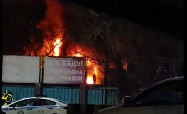 В Алматы вспыхнул склад на рынке – пожарные борются с огнем