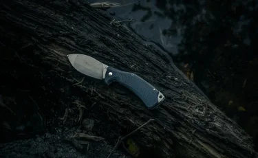 Ер адам базарда сауда жасап жүргендердің бірін пышақтап кетті