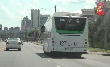 Астанада 25 жолаушы отырған автобус апатқа ұшырады