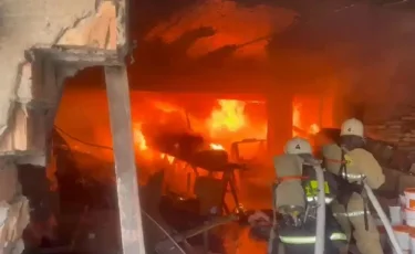 Алматыда екі қабатты ғимараттан өрт шықты