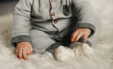 Түн ортасында тасжолдан 11 айлық сәби табылды