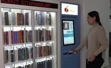 Онлайн-қызмет: Алматыда қоғамдық орындарда автономды кітапхана орнатылған