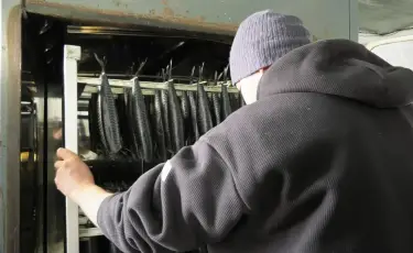 Полицейлер шығынға батырды: 16 қызметкер цех ішінің астаң-кестеңін шығарған