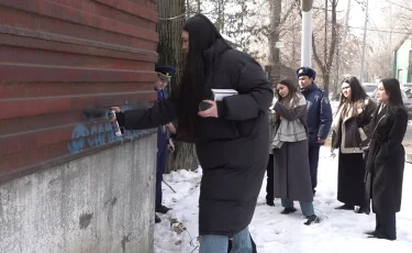 Стоп наркотикам: в Алматы молодежь участвовала в удалении наркографити