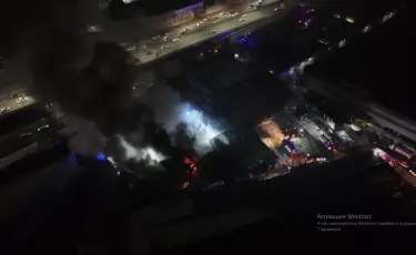 Пожарные ликвидировали крупный пожар на складе, предотвратив его распространение