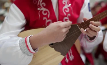 Павлодар музейінде жүз жылдық бүктемелі домбыра сақталып тұр