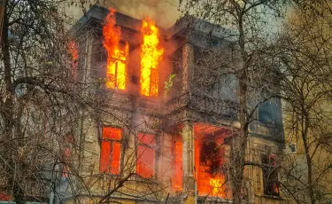 Как МЧС спасли людей из горящей квартиры в Алматы