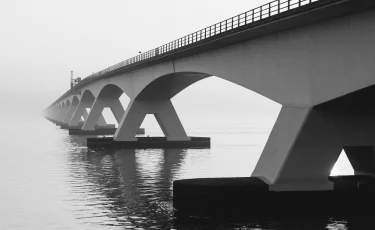 Оңтүстік Кореяда салынып жатқан көпір опырылып түсті