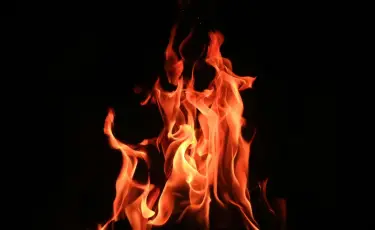 Спасены жители времянок: что известно о пожаре в Алматы
