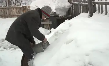 Без воды: жители Риддера вынуждены получать живительную влагу, растапливая снег на печи